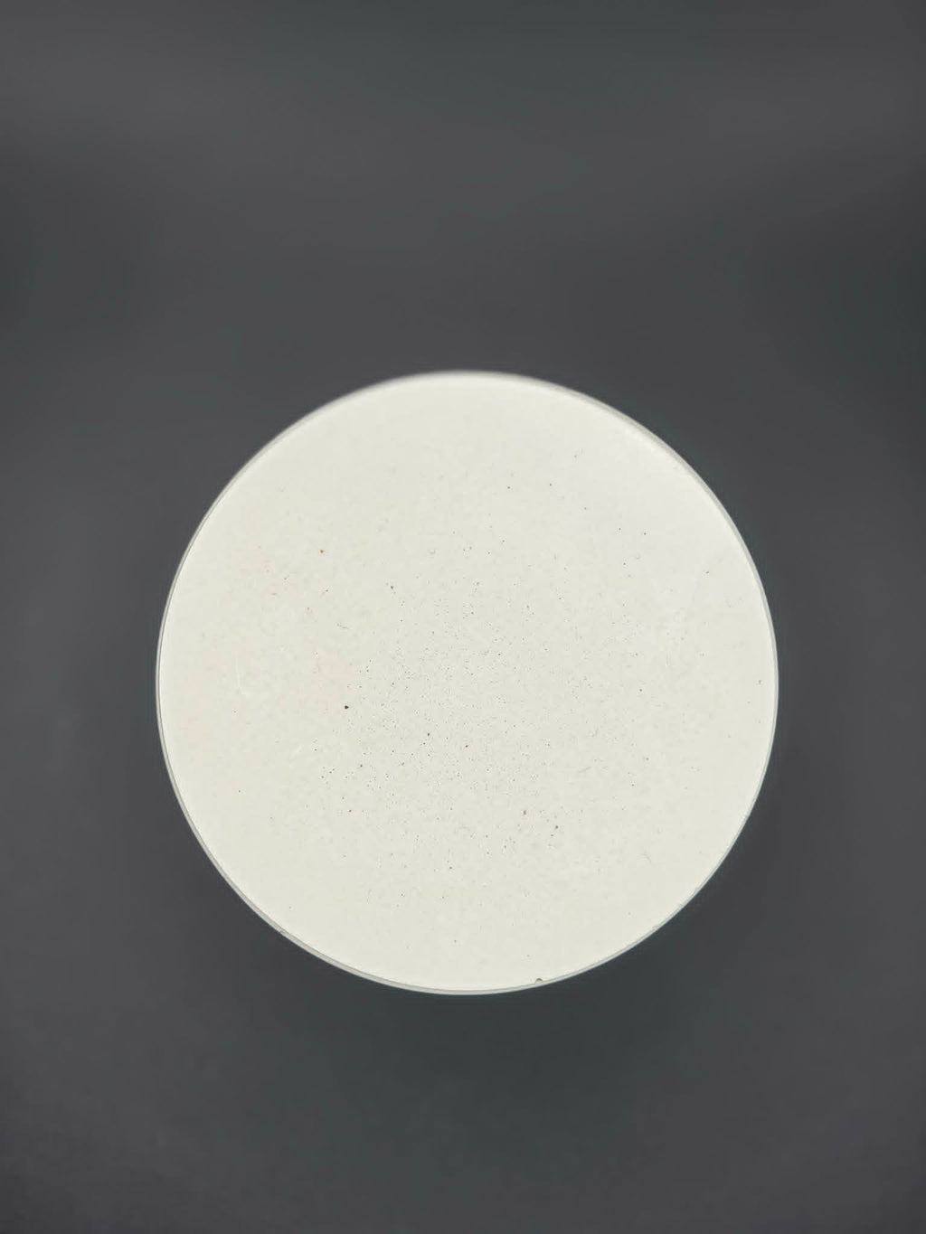 Świeca sojowa w formie gipsowej zdobiona serduszkami